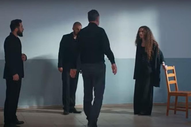 Człowiek, który ją więzi, współpracuje z Idrisem! 