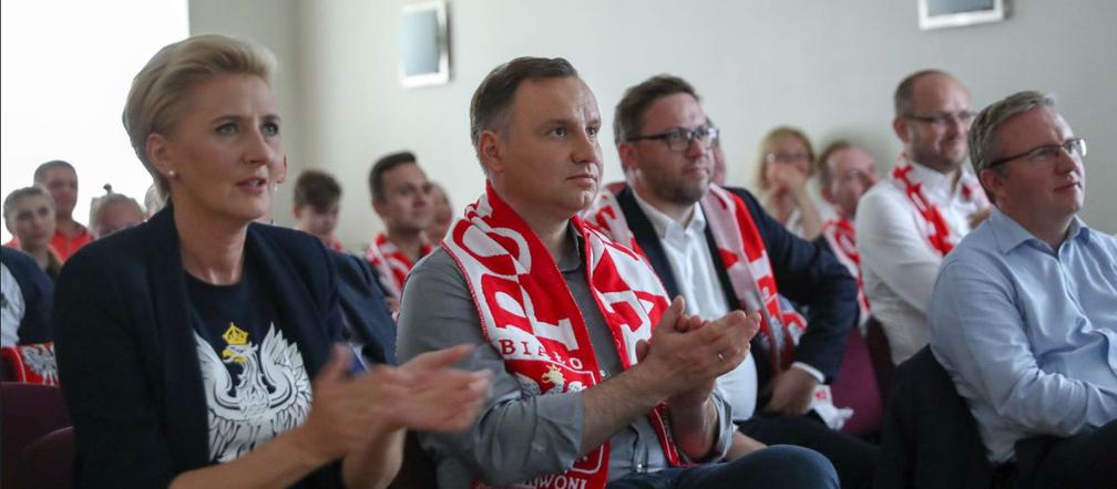 Wpadka pierwszej damy? Agata Duda założyła czarną koszulkę na mecz Polski [ZDJĘCIA]