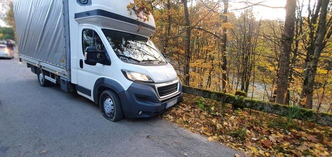 Pościg za przemytnikiem papierosów. Auto było uzbrojone w wyrzutnię kolców 