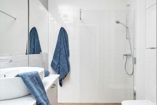 Łazienka biała z drewnem