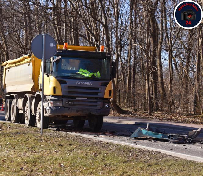 Makabra pod Warszawą. Z peugeota została kupa złomu. Kierowca nie miał szans 