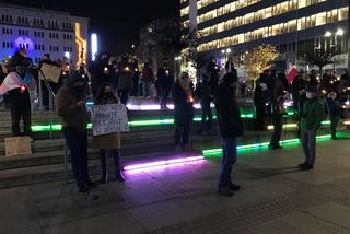 Stanęli na rynku ze świecami. Milczący protest w Katowicach