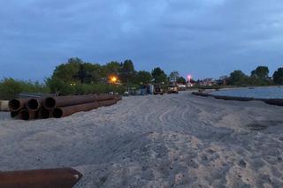 Rury i koparki na plaży w Rewie. Co tam się dzieje? 