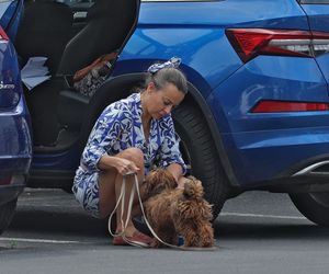 Anna Mucha nawadnia psa