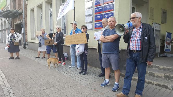 Gdańszczanie solidaryzują się z osobami niepełnosprawnymi oraz ich rodzinami protestującymi w Sejmie. Od wtorku przed biurem PiS na Targu Drzewnym odbywają się demonstracje.