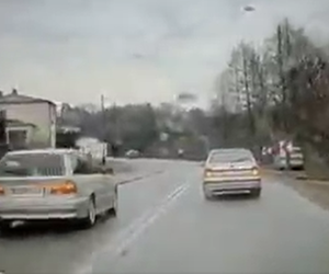 Niebezpieczny manewr wyprzedania BMW w Marklowicach. Wszczęto postępowanie wyjaśniające