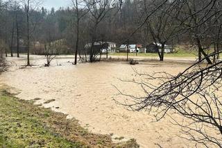 Liczne podtopienia i szkody po wichurach i ulewach w Małopolsce
