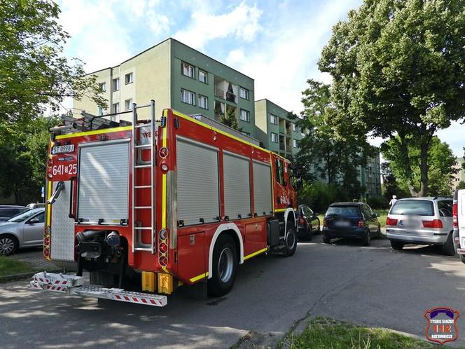 Dramat w Tychach. Młoda kobieta wypadła z balkonu budynku bloku