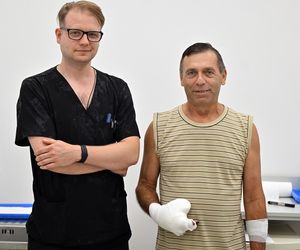 W 5 Klinicznym Szpitalu Wojskowym  Krakowie przyszyli panu Markowi kciuk