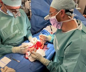 Lekarze z 5 Wojskowego Szpitala Klinicznego w Krakowie przyszyli oderwany kciuk panu Wojciechowi