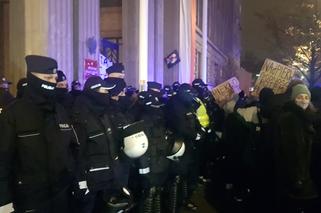 Znów gorąco w Warszawie! Dziesiątki policjantów bronią MEN! Chaos na Placu Na Rozdrożu 