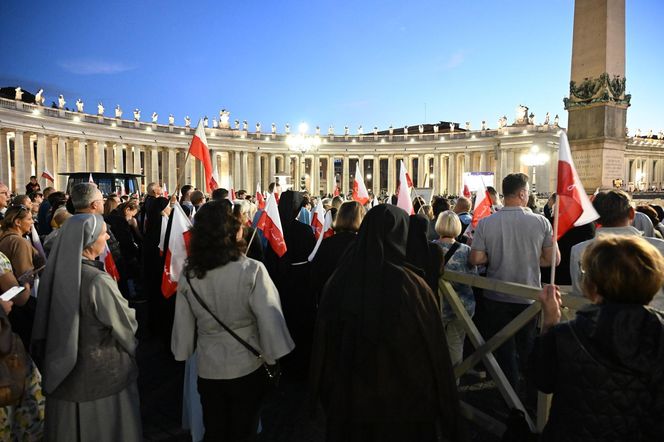 Zło dobrem zwyciężaj. Setki osób czuwały w Watykanie w rocznicę wyboru Jana Pawła II