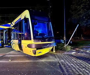 Tajemniczy wypadek na ul. Bydgoskiej w Toruniu. Auto zderzyło się z tramwajem