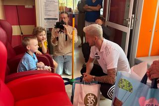 Zawodnicy ŁKS-u odwiedzili małych pacjentów łódzkiego szpitala. Wręczyli im świąteczne prezenty
