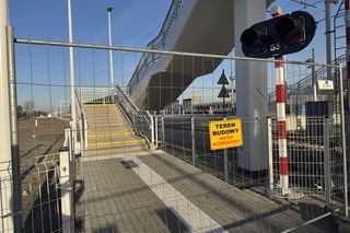 Nowa kładka nad torami przy stacji PKP Olszynka Grochowska (marzec 2025)