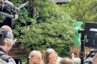 M jak miłość. Barbara (Teresa Lipowska), Magda (Anna Mucha), Misiek (Aleksander Bożyk)