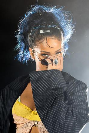 Rihanna 2015 - niebieskie włosy