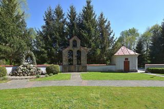 To jedna z najpiękniejszych wsi w Małopolsce. Zasłynęła dzięki jednej decyzji proboszcza