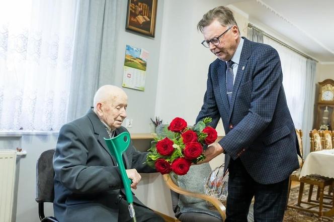 Pan Stanisław był przymusowo wcielony do niemieckiej armii! Teraz skończył 100 lat i wspomina dawne dzieje