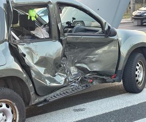 Śmiertelny wypadek na Ursynowie. Morocyklista wjechał w bok osobówki. Nie żyje