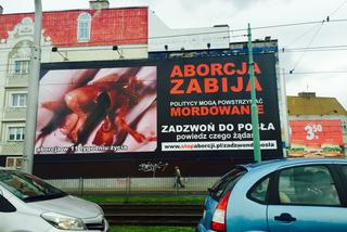 Billboard z drastycznym zdjęciem martwego płodu przy rondzie Śródka