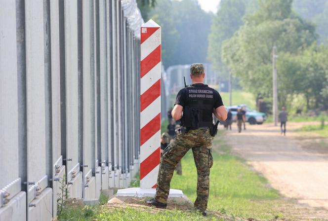 Białoruś niszczy zaporę na polskiej granicy! "Wchodzi po kilka osób"