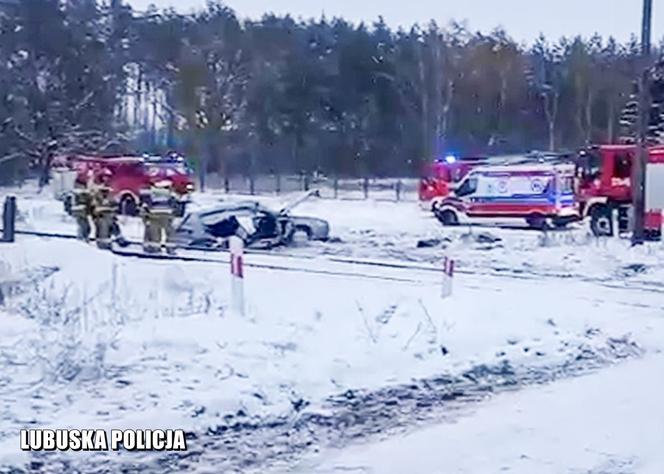 Trzebiszewo: Wypadek na przejeździe kolejowym. Kierowca w ciężkim stanie [ZDJĘCIA]