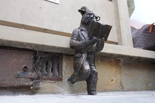 Zaczytany „Jan” oparł się kopytkiem o lubelską kamienicę! Koziołek inspirowany powieścią Bolesława Prusa pojawił się w miejskiej infrastrukturze. ZDJĘCIA