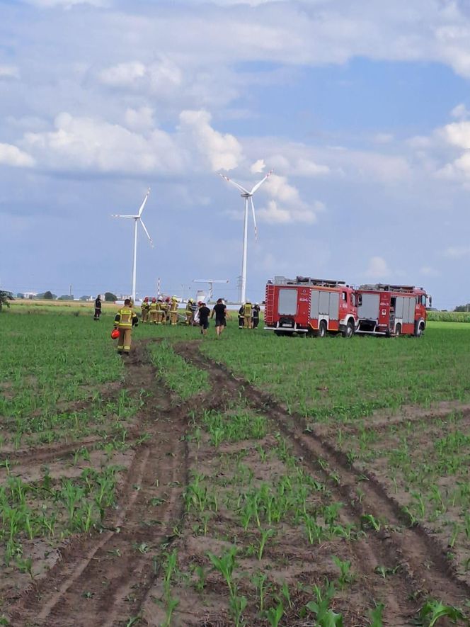 Awionetka dachowała w polu. 79-latek wyszedł bez szwanku. „To był cud” [ZDJĘCIA]
