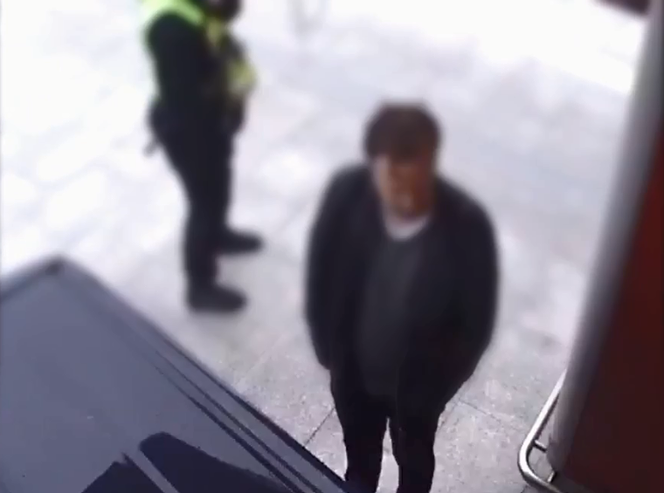 Tego jeszcze nie było! Pijany w sztok wjechał autem... na peron Dworca Głównego!
