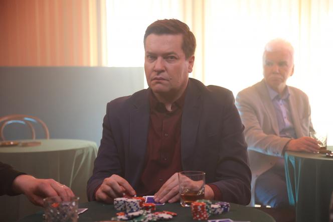 Na Wspólnej, odcinek 3477: Michał przegra wszystko w nielegalnym kasynie i ostro się zadłuży! Nie zatrzyma Igi pierścionkiem zaręczynowym – ZWIASTUN, ZDJĘCIA