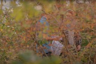 Naciye przyłapuje Alpera i Cavidan na spiskowaniu, dochodzi między nimi do szarpaniny.