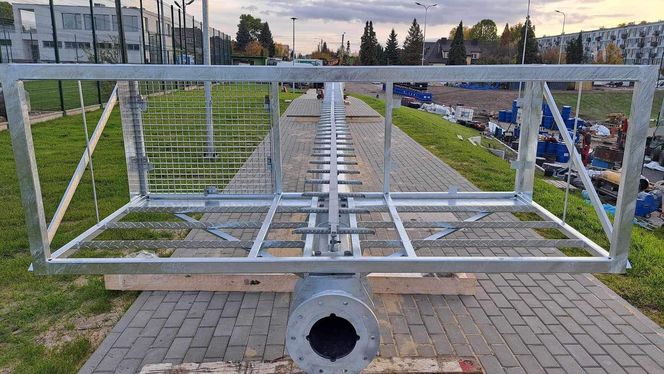 Remont starachowickiego stadionu trwa. Na plac budowy dotarły słupy oświetleniowe