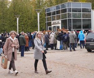 Tłumy na cmentarzu przy ul. Poprzecznej. Olsztynianie odwiedzają groby bliskich [ZDJĘCIA]