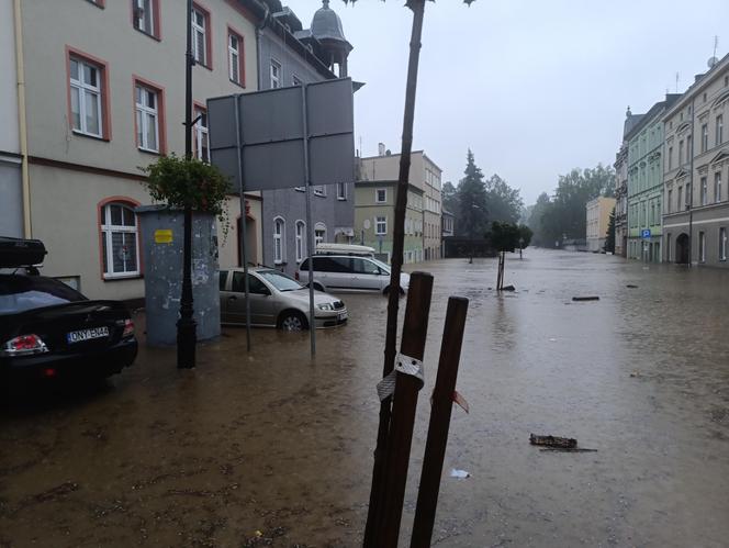 Zagrożenie powodziowe. Głuchołazy. Woda przelała się przez wały. Zalewa miasto