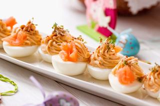 Jaja faszerowane z łososiem i koperkiem: przepis na przekąskę