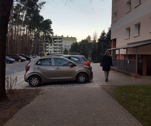 Parkingowy absurd na osiedlu Rejtana w Lesznie 