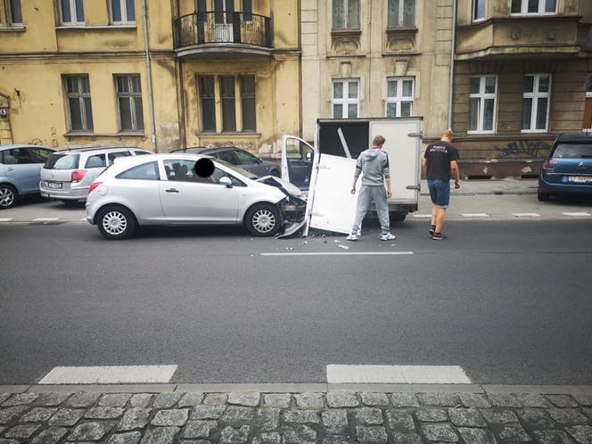 Zderzenie osobówki z samochodem dostawczym na ul. Grunwaldzkiej w Bydgoszczy [ZDJĘCIA]