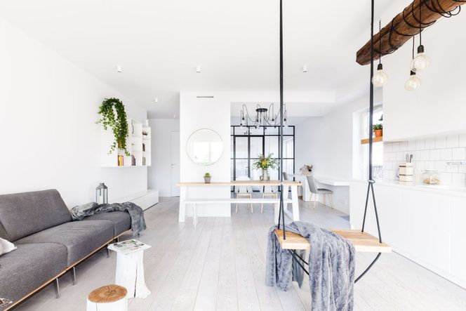 Nowoczesny apartament w bieli. Minimalistyczna przestrzeń z industrialnymi dodatkami