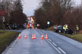 Czołowe zderzenie samochodów w Trzciance