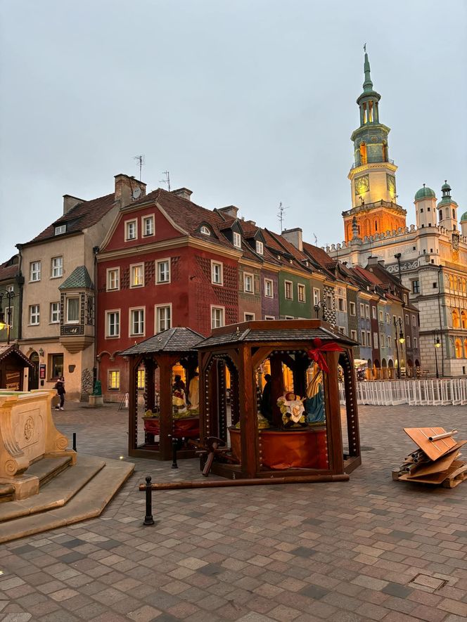 Przygotowania do Jarmarku Świątecznego na Starym Rynku w Poznaniu