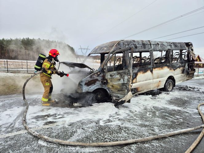 Bus spłonął doszczętnie pod Tarnowem. Podróżowało nim 25 osób