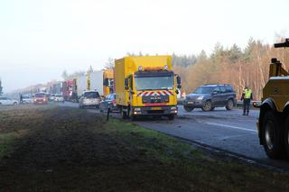 Przewrócony TIR na autostradzie