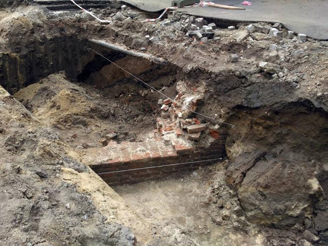 Kraków: Podczas remontu Basztowej odkryto fragment muru. Może sięgać czasów królowej Jadwigi! [ZDJĘCIA]