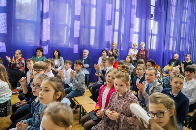 ZOBACZ zdjęcia z inscenizacji ekologicznej z okazji Dnia Ziemi w wykonaniu uczniów siedleckiej Dziesiątki