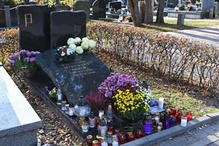 Tak dziś wygląda grób Stanisława Mikulskiego. Wśród zniczy zauważyliśmy wspomnieniowy liścik [ZDJĘCIA]