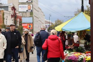 Tak mieszkańcy odwiedzają groby zmarłych. Tłumy na najstarszym cmentarzu w Lublinie