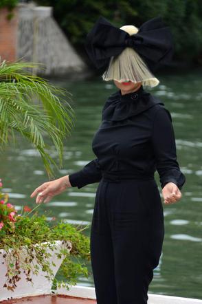 Sia - fryzura na Fesiwalu Filmowym w Wenecji