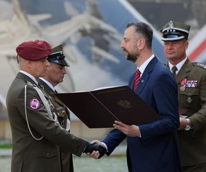Szef MON wręczył odznaczenia żołnierzom