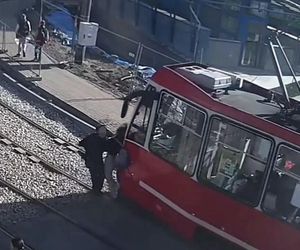 Tramwaj uderzył w nastolatków! Wypadek uchwycony na filmie